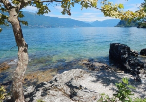 La guida completa alle migliori spiagge della sponda lombarda del Lago Maggiore